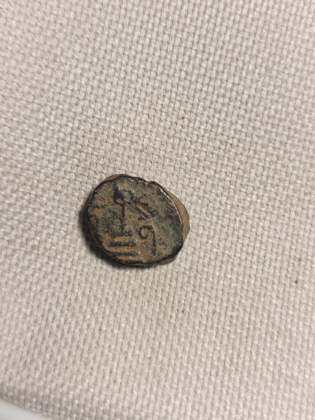 Monnaie islamique omeyyade arabo-byzantine de Mu'awiya avec CALIMA et califat debout