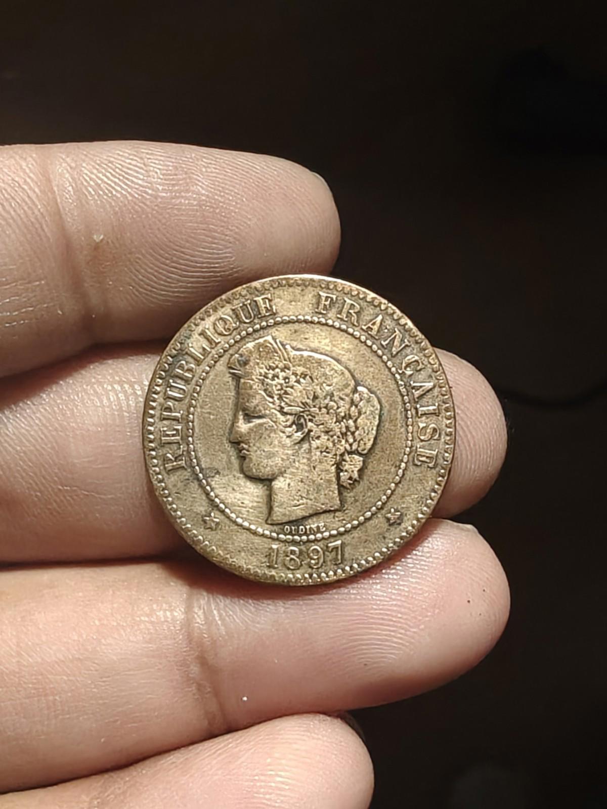 1897 Une pièce de monnaie française en bronze de 5 centimes 5c ayant circulé