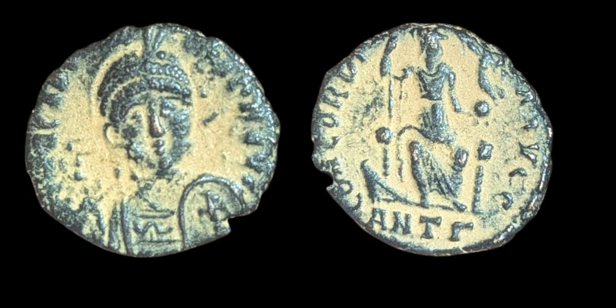 ARCADIUS, 383-408 AD. AE 3. ANTIOCH MINT.  CONSTANTINOPOLIS REVERSE.