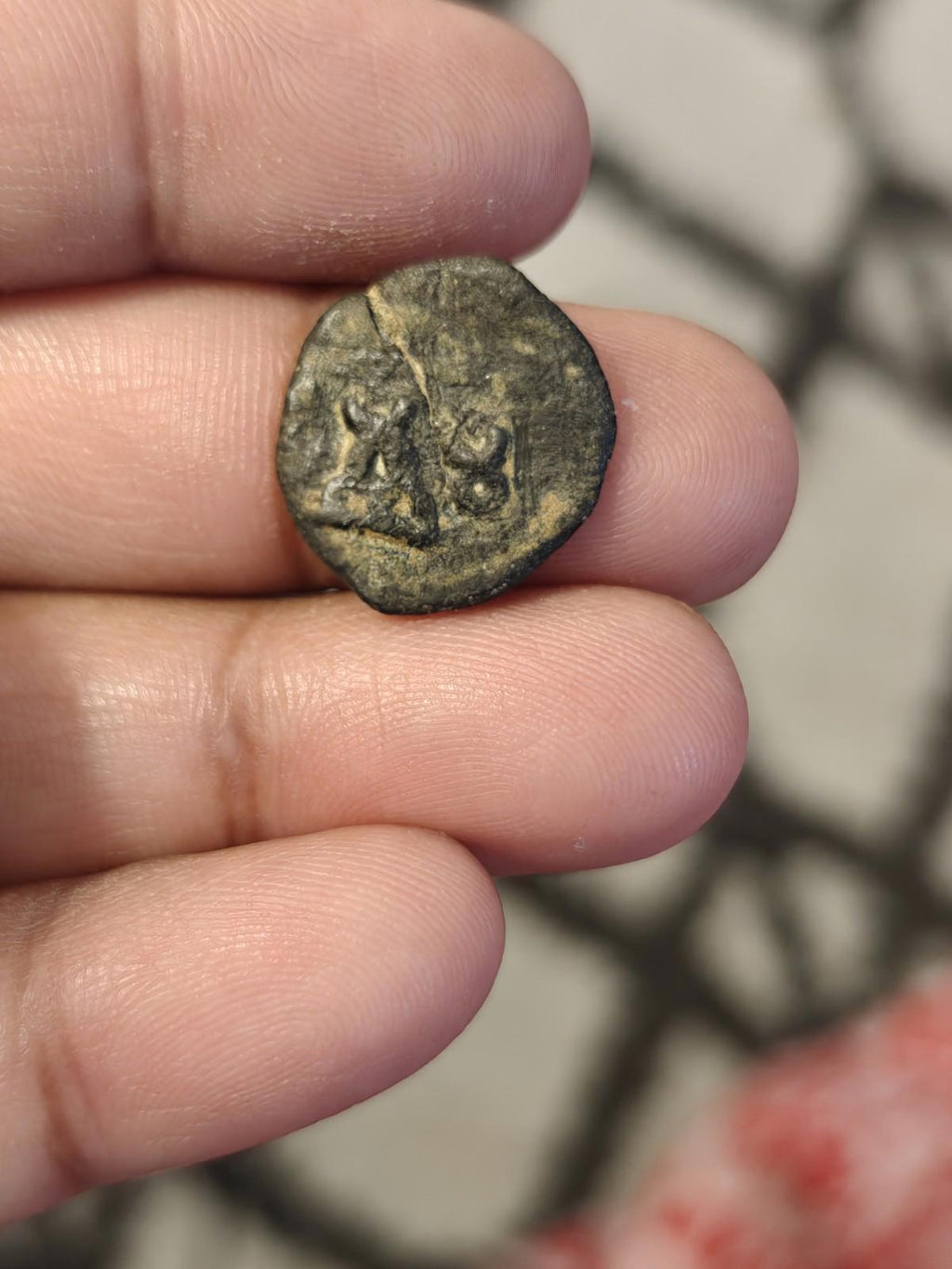Inde ancienne, monnaie Quart de Karshapana de Taxila, 16mm, Lune, colline / Taureau&