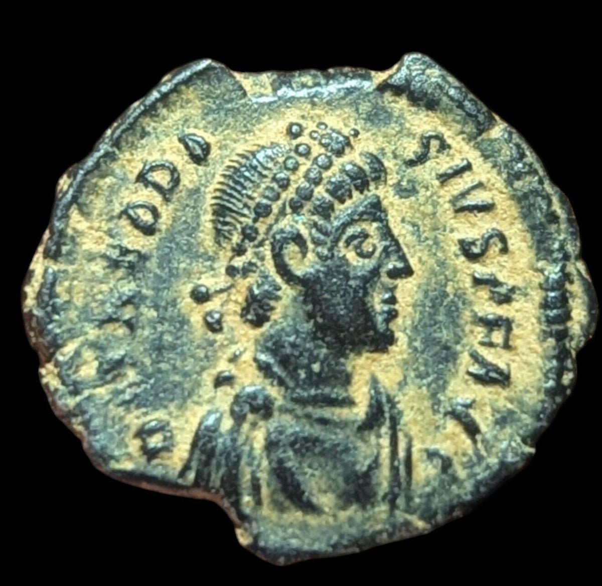 Ancienne monnaie romaine Théodose 384 ap. J.-C. Victoire couronne captif chi-rho