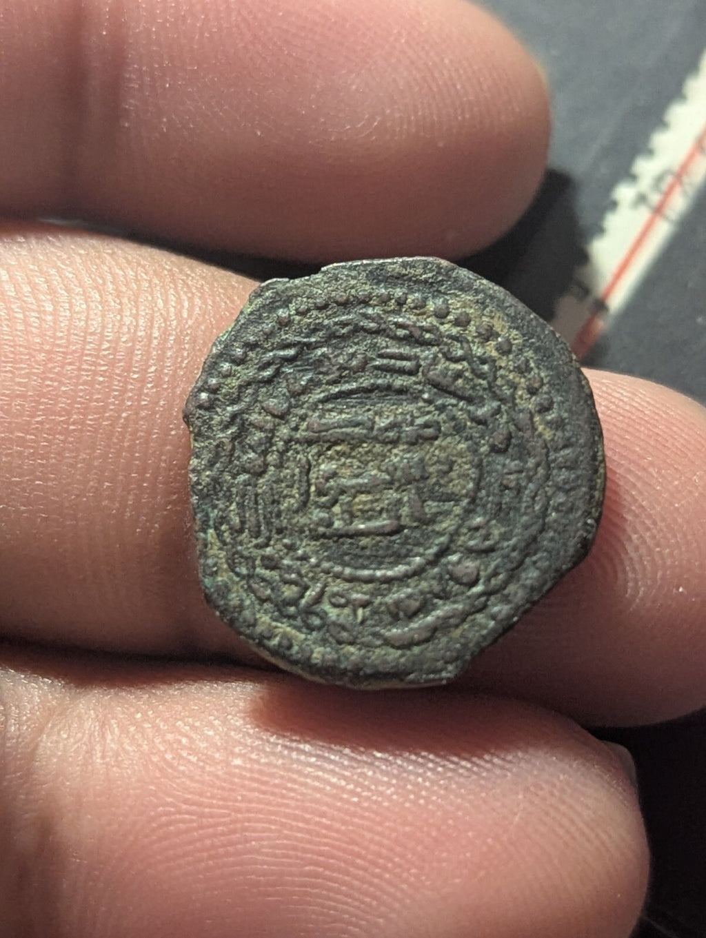 Monnaie abbasside en cuivre (AE Fals) de l'an 155 de l'Hégire, Jabal Al Fidda, gouverneur Rawh, islamique.