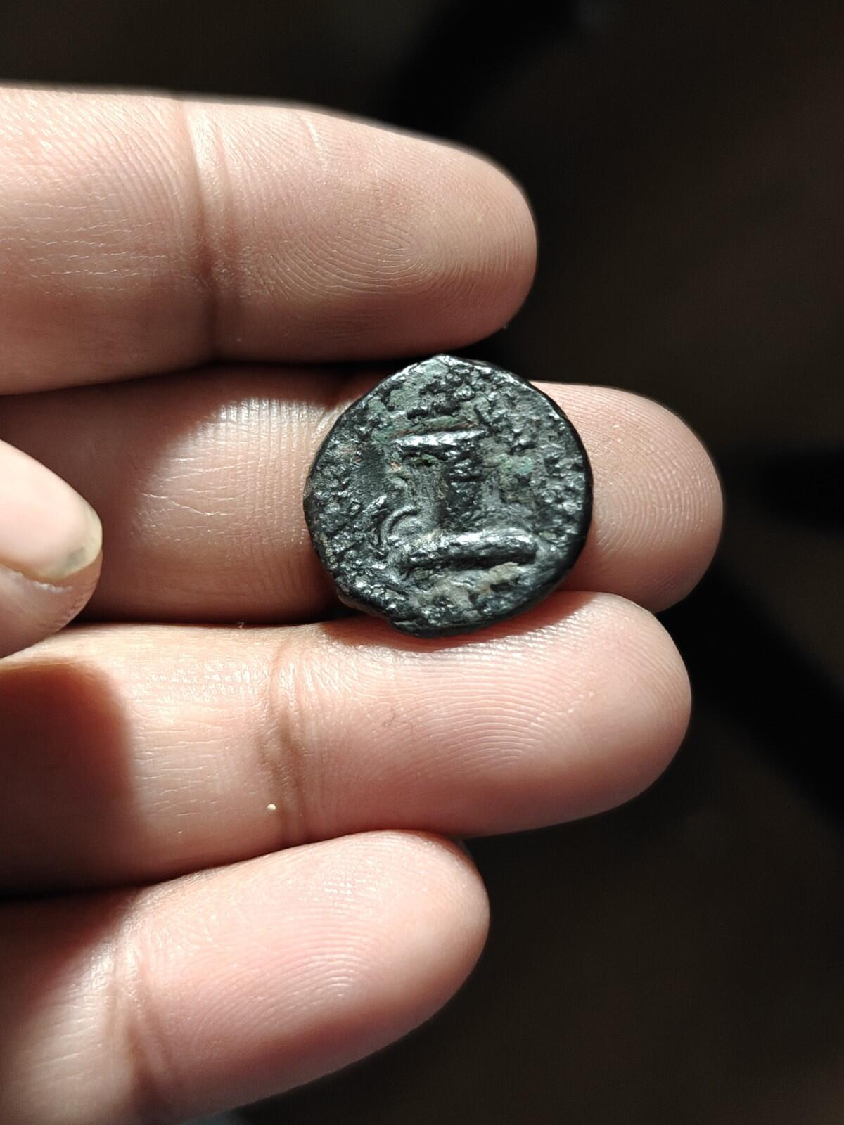 KUSHANO SASANIAN. AE UNIT. HORMIZD I KUSHANSHAH 265-295 AD. FIRE ALTAR REVERSE
