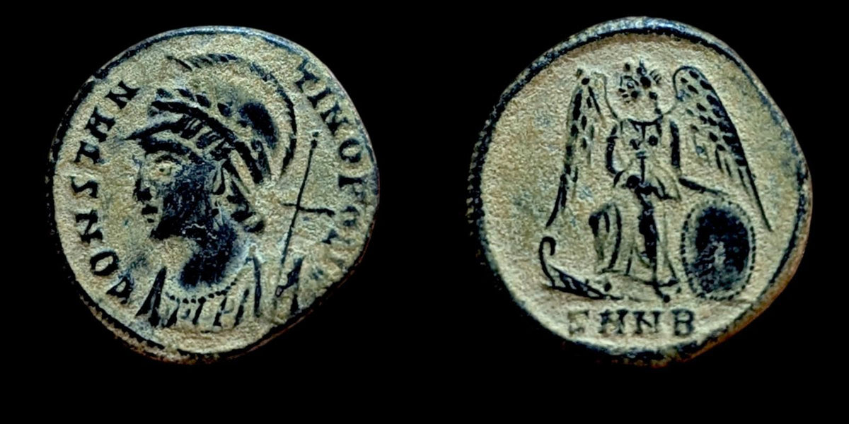 Constantin I, série commémorative, vers 330-354. Æ Nikè SHANI Casque romain