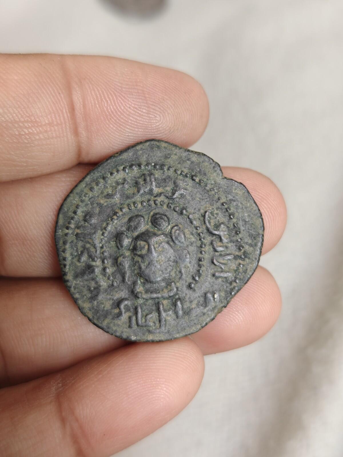 Artukides de Mardin. Najm al-Din Alpi 1152-1176 ap. J.-C., Dirham Æ Gémeaux / Vierge