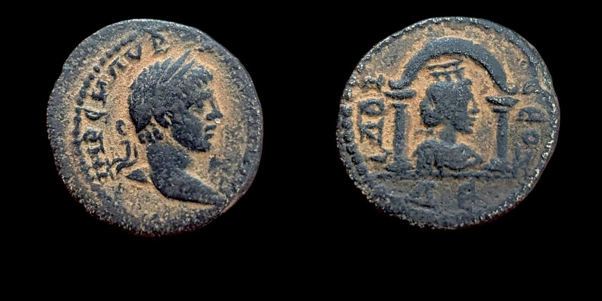 HÉLIOGABALE, 218-222 APR. J.-C. AE 17. LAODICÉE AD MARE. REVERS : TYCHÉ DANS UN SANCTUAIRE.
