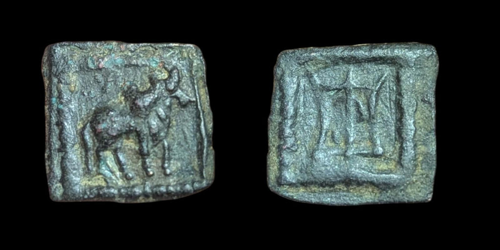 Indo-grec. Apollodote II, vers 80-65 av. J.-C. Taureau Jebu/Trépied en cuivre carré