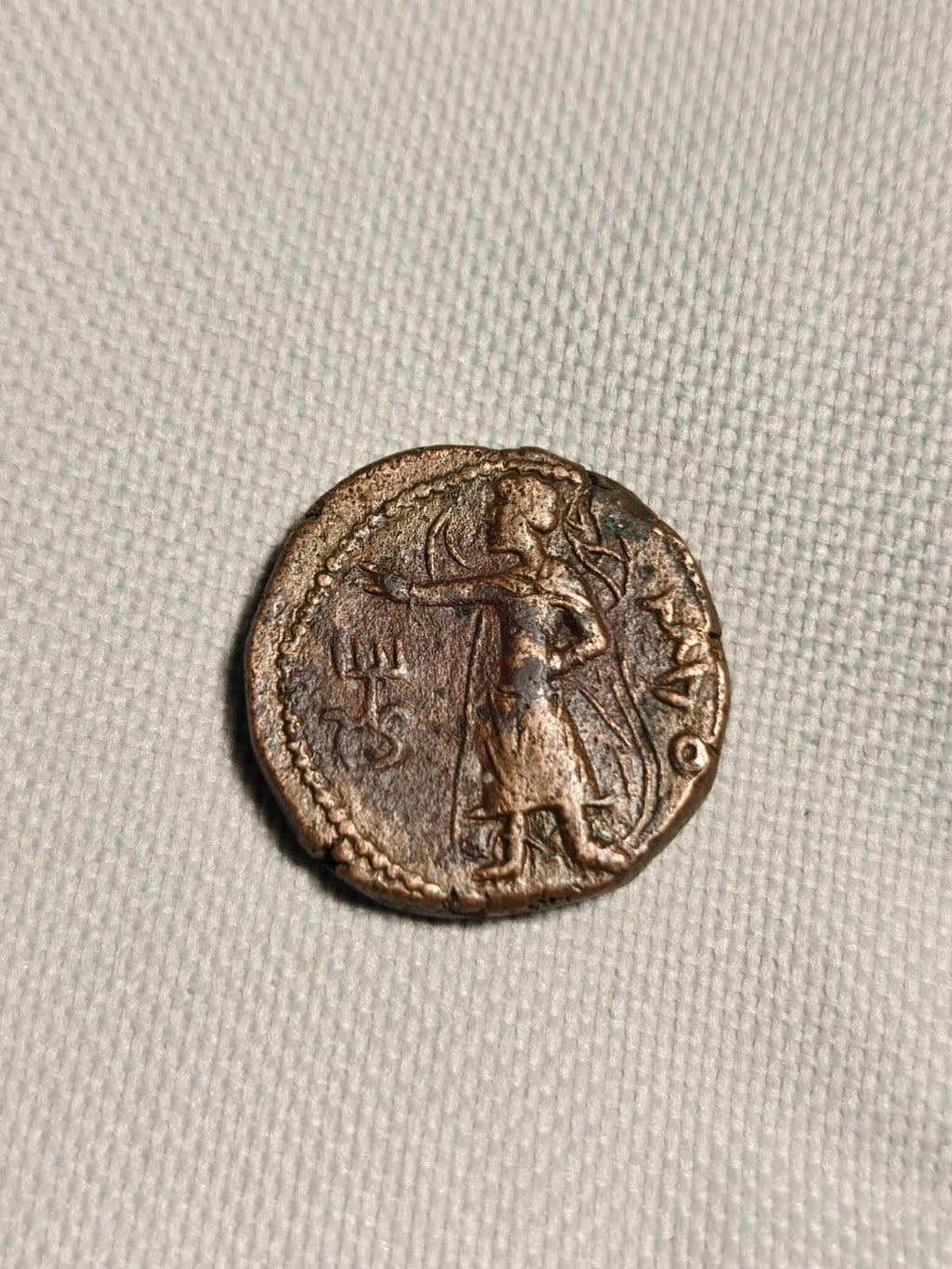 KUSHAN, Kanishka vers 127-152 après J.-C., tétradrachme de bronze, Mao debout