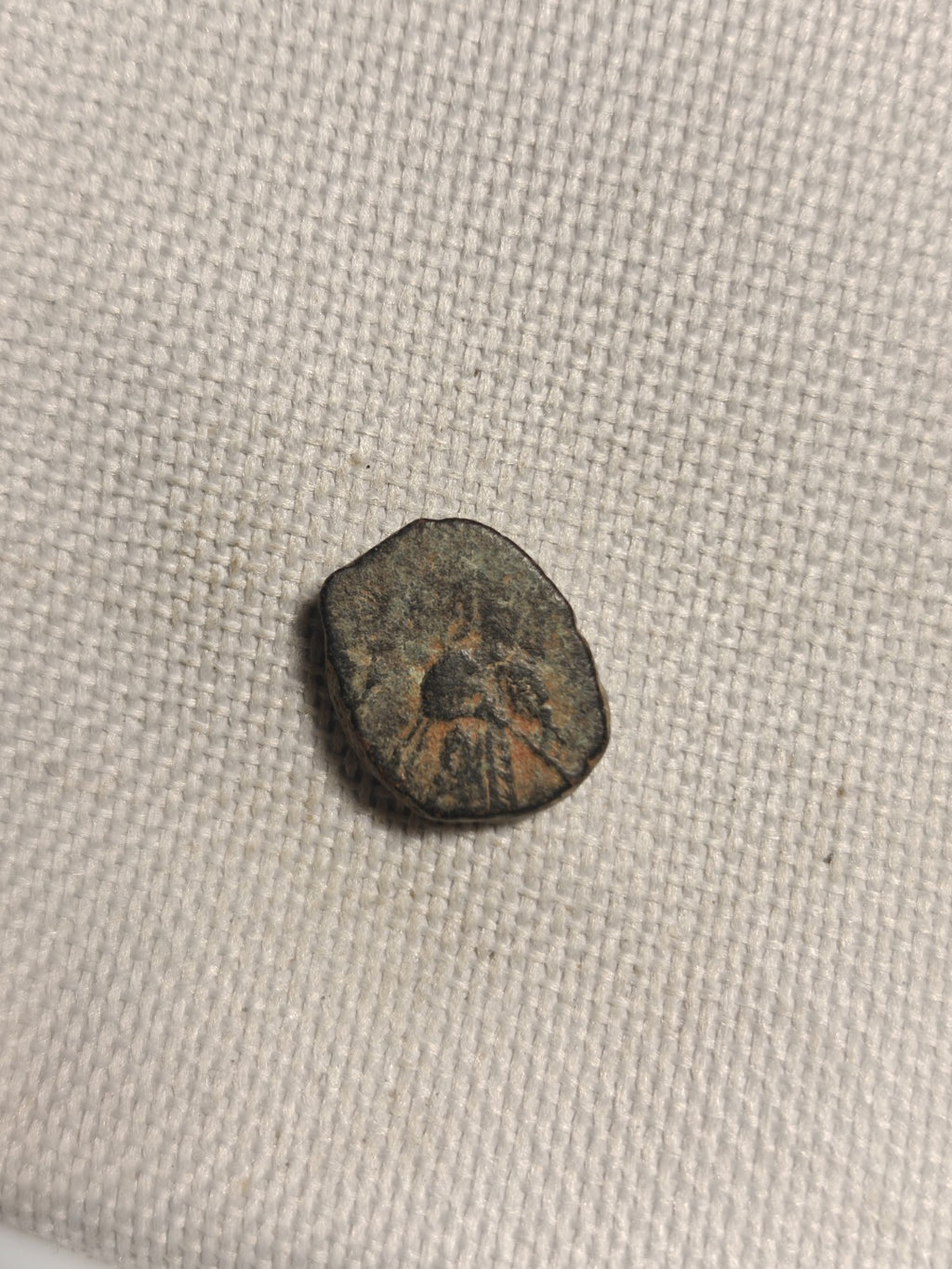 Monnaie islamique omeyyade arabo-byzantine de Mu'awiya avec CALIMA et califat debout