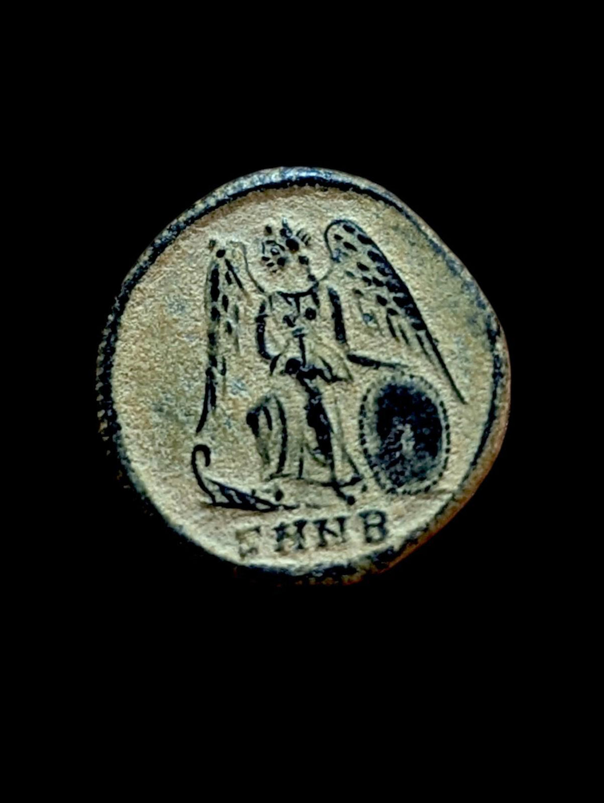 Constantin I, série commémorative, vers 330-354. Æ Nikè SHANI Casque romain