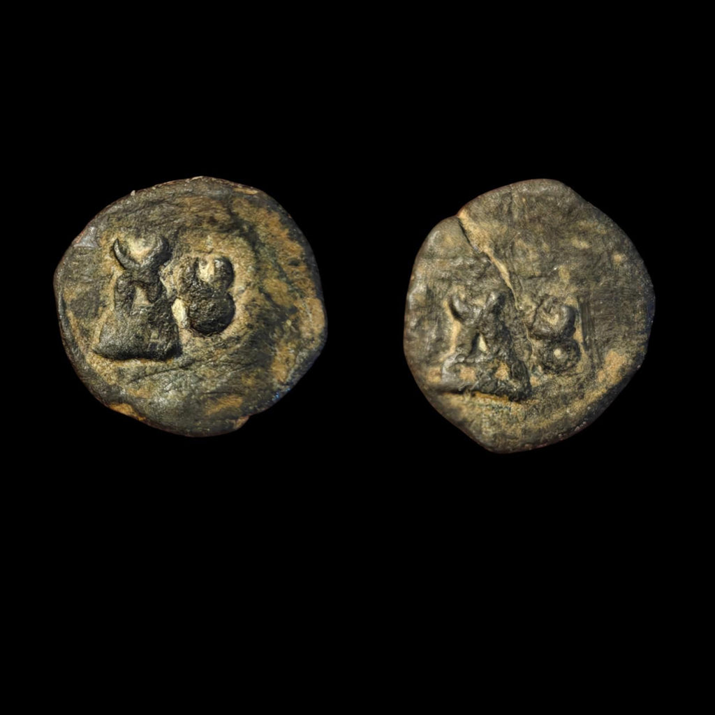 Inde ancienne, monnaie Quart de Karshapana de Taxila, 16mm, Lune, colline / Taureau&