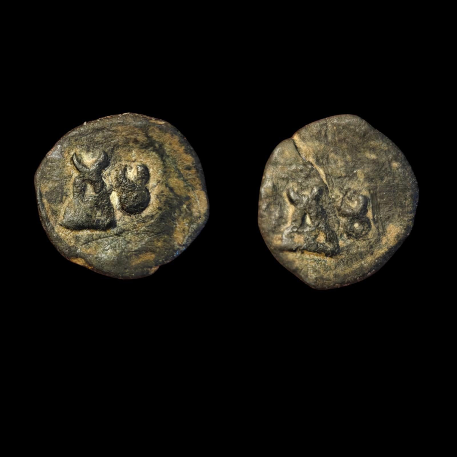Inde ancienne, monnaie Quart de Karshapana de Taxila, 16mm, Lune, colline / Taureau&