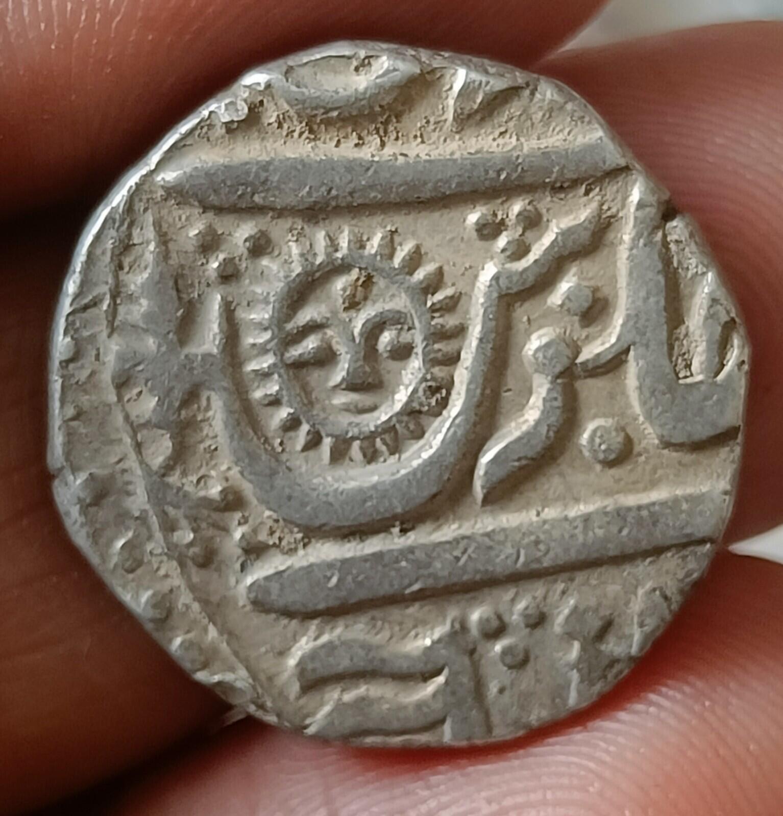 #QQ13#État princier indien INDORE Roupie en argent Symbole visage du soleil 1860 apr. J.-C.