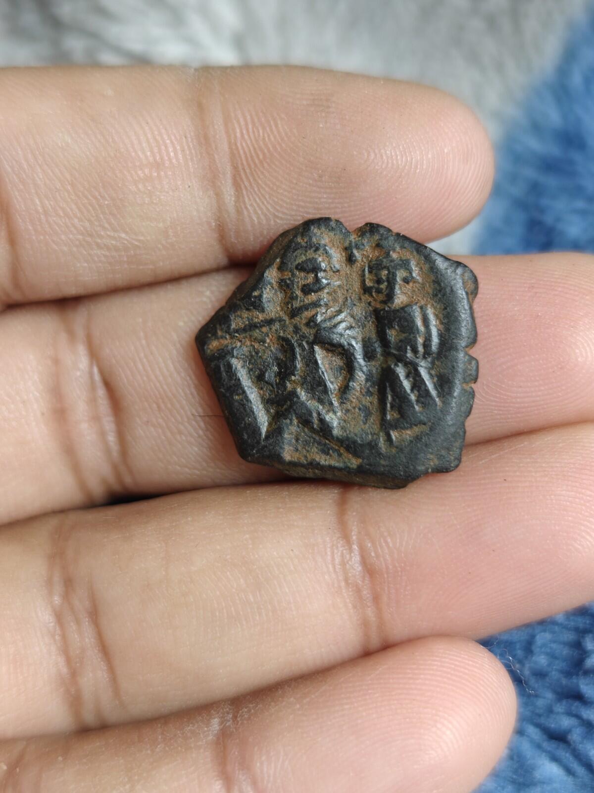 Période islamique arabo-byzantine, Fals en bronze OMEYYADE, deux califes debout 685-690 !