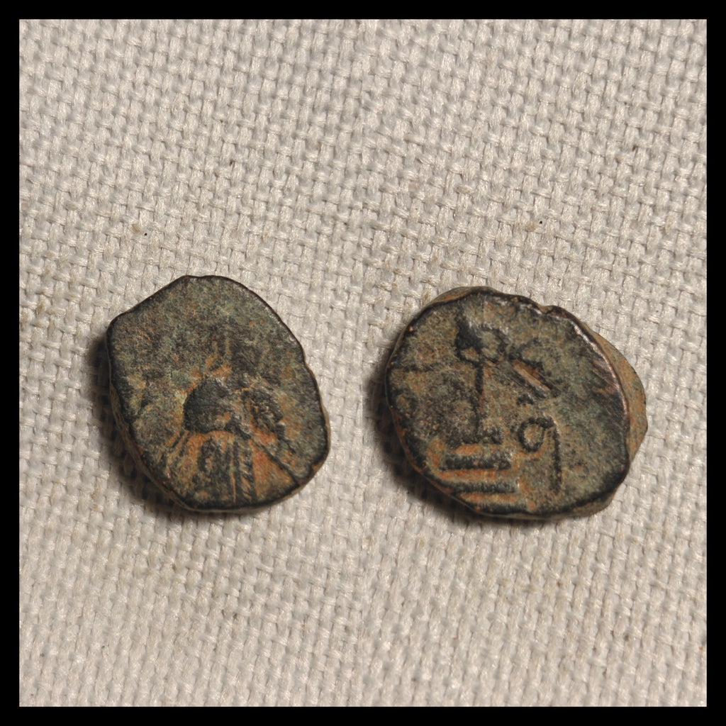 Monnaie islamique omeyyade arabo-byzantine de Mu'awiya avec CALIMA et califat debout