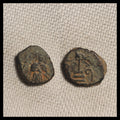 Monnaie islamique omeyyade arabo-byzantine de Mu'awiya avec CALIMA et califat debout