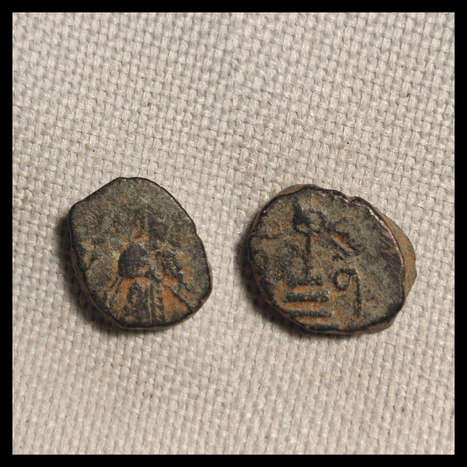 Monnaie islamique omeyyade arabo-byzantine de Mu'awiya avec CALIMA et califat debout