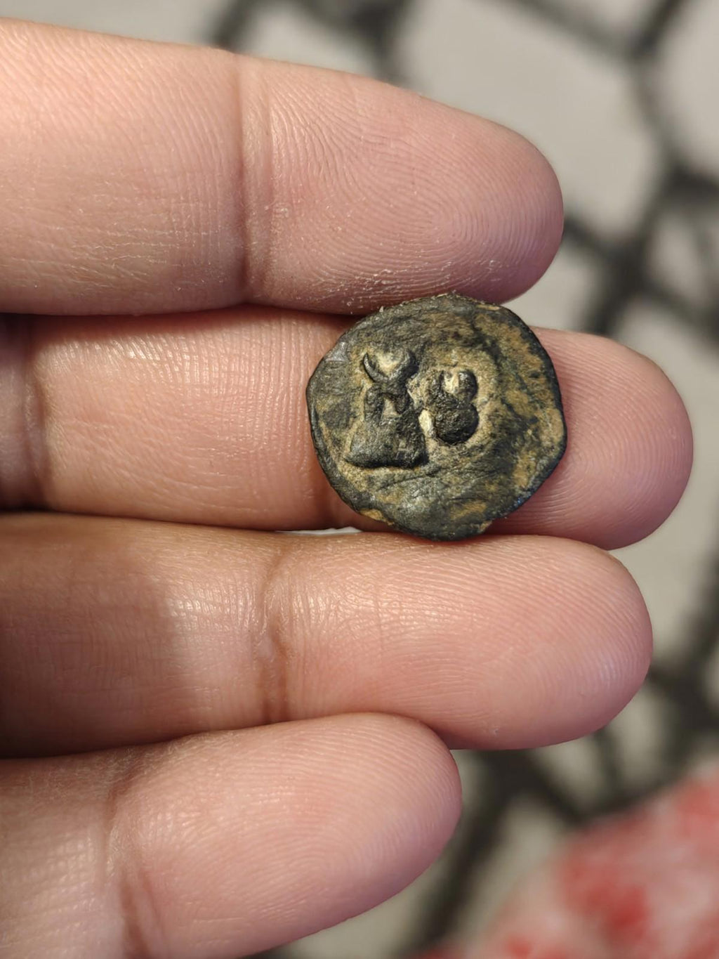 Inde ancienne, monnaie Quart de Karshapana de Taxila, 16mm, Lune, colline / Taureau&