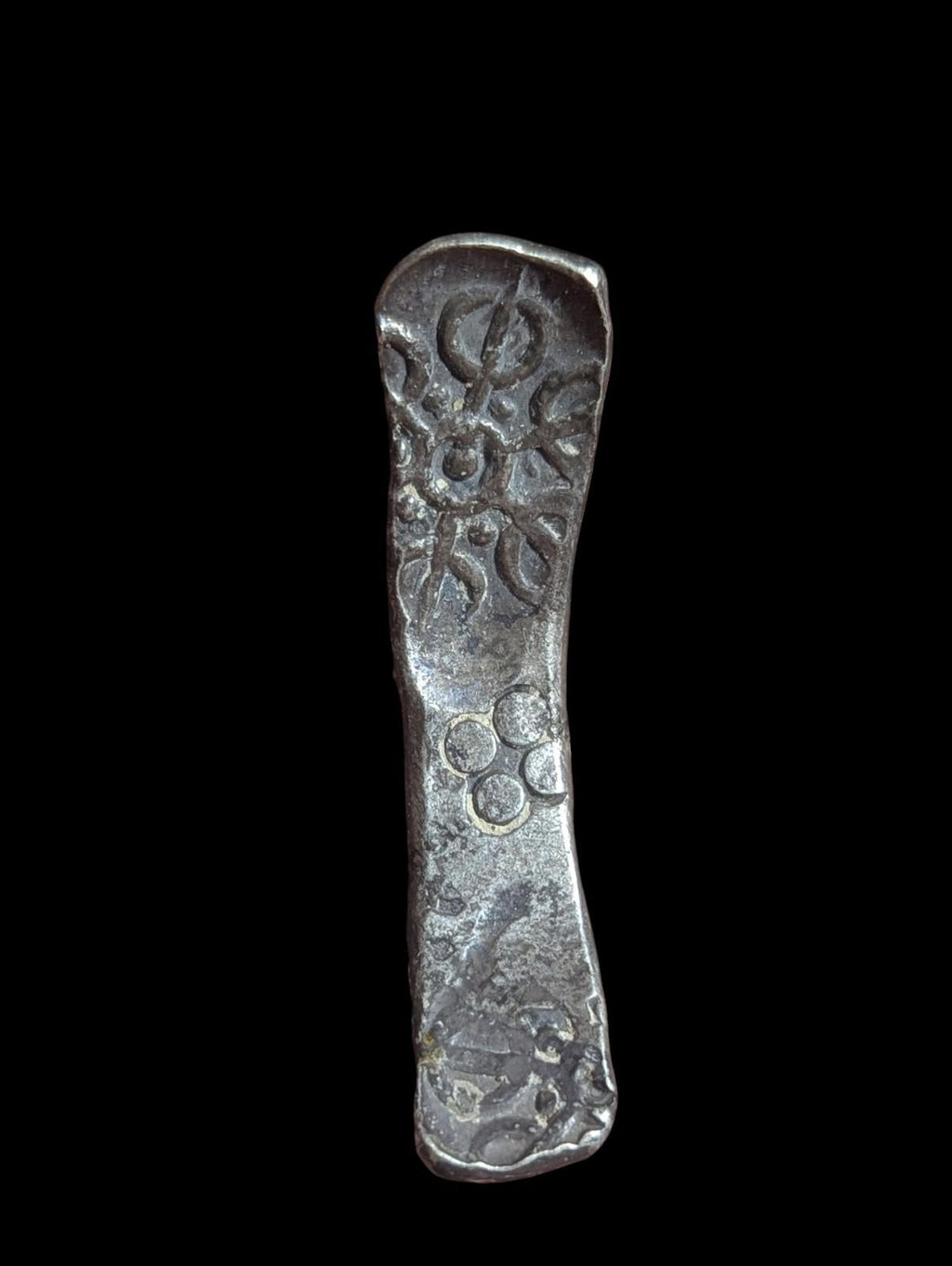 ⭐INDE⭐. Ancienne monnaie en argent authentique GANDHARA JANAPADA de 600 av. J.-C. de type "barre recourbée".*
