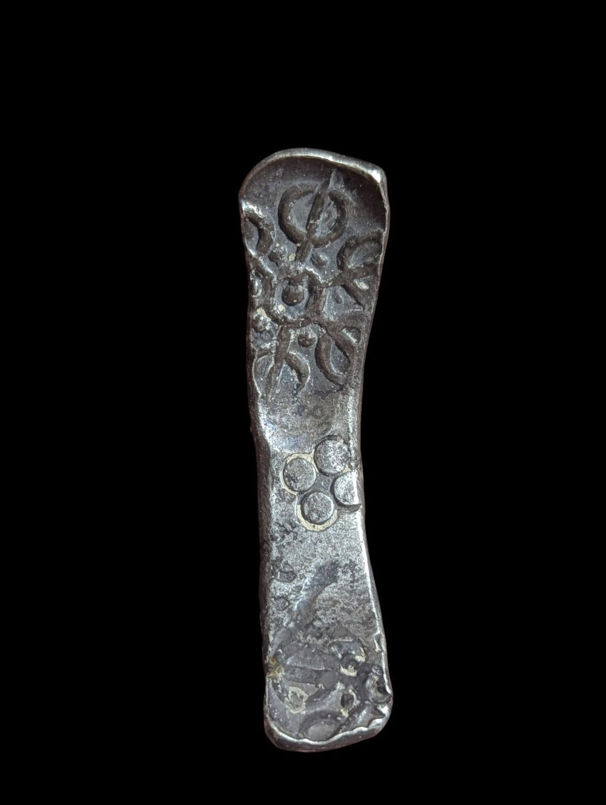 ⭐INDE⭐. Ancienne monnaie en argent authentique GANDHARA JANAPADA de 600 av. J.-C. de type "barre recourbée".*