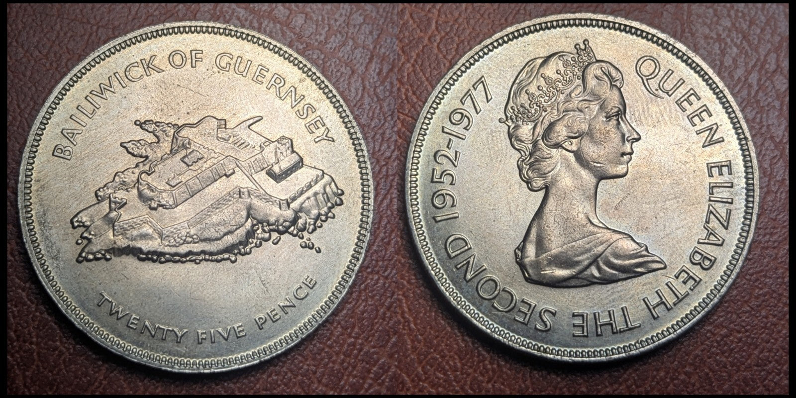 1977 Guernsey 25 Pence Crown Coin BU Condition 207,000 Minted KM#31 QEII Jubilee