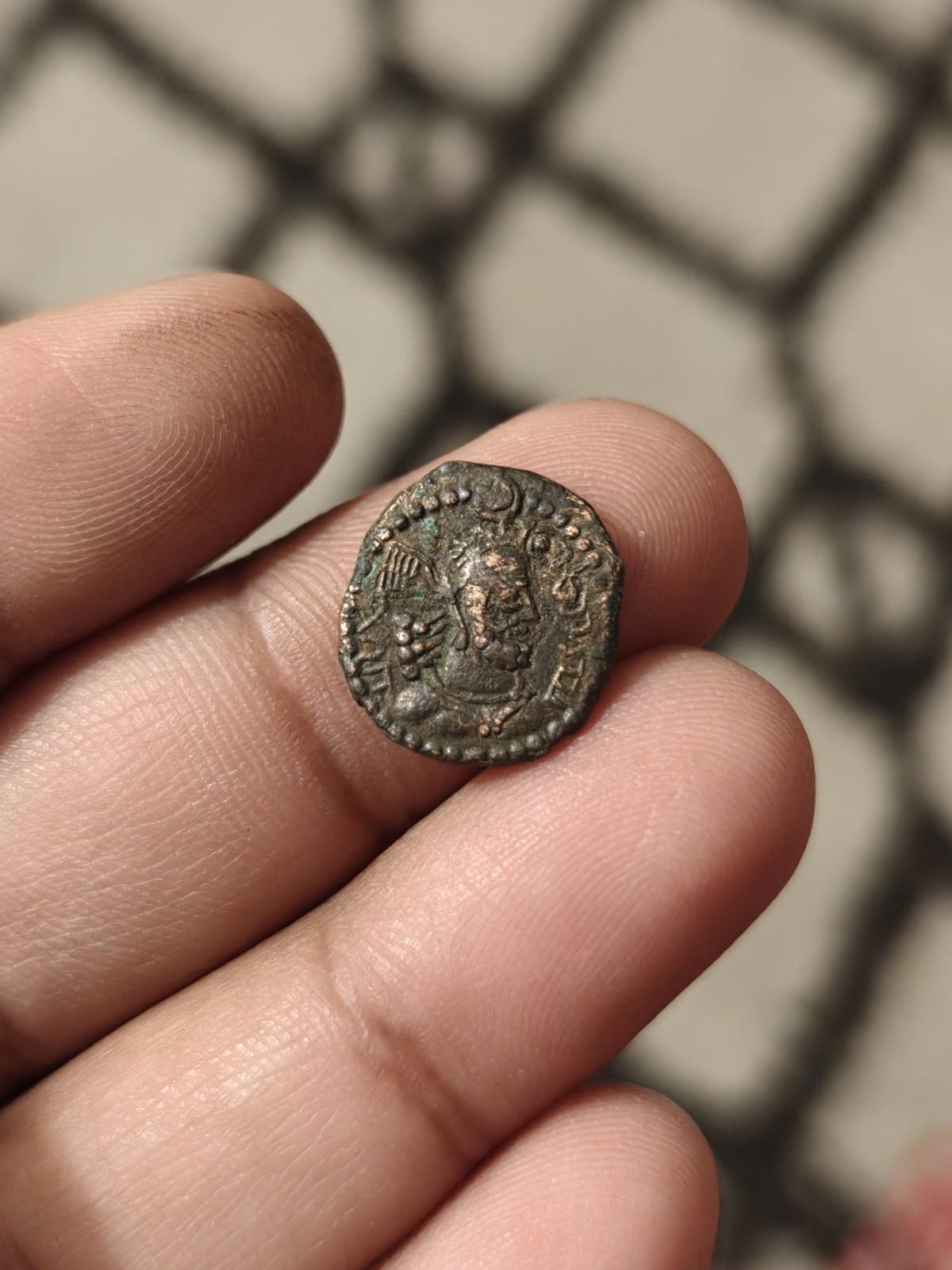 KUSHANO SASANIAN. AE UNIT. HORMIZD I KUSHANSHAH 265-295 AD. FIRE ALTAR REVERSE